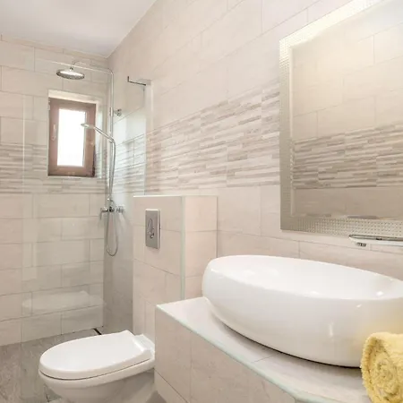 Gorgeous In With Kitchen Holiday home *